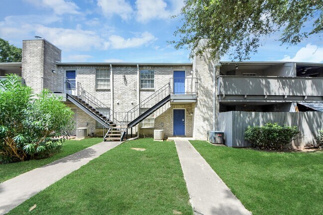 Building Photo - 9700 Leawood Blvd