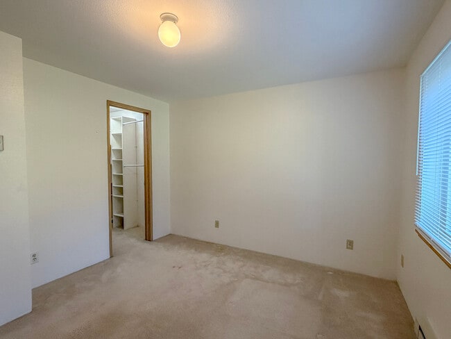 Building Photo - 975 Aberdeen Ave NE