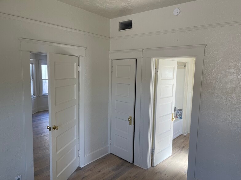 Building Photo - 407 La Mesa Way