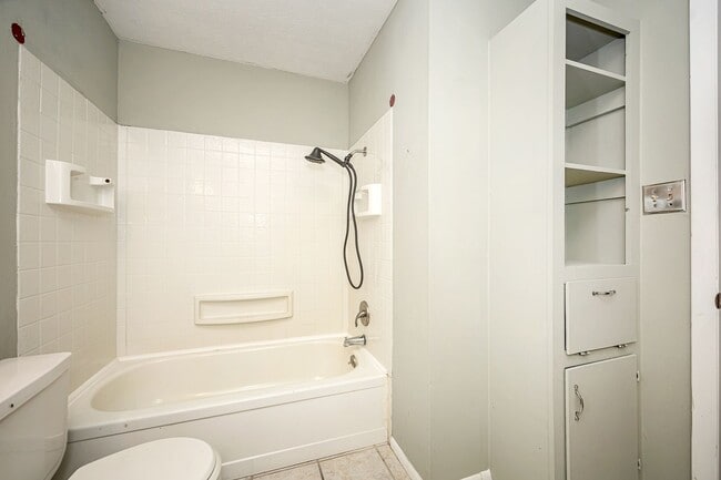 Building Photo - Move in ready 3 Bed 2 Bath Home in East Central School District!