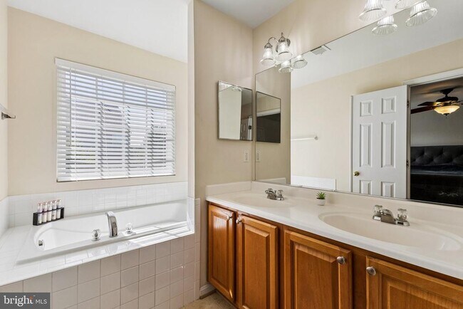 Building Photo - 12047 Kemps Landing Cir