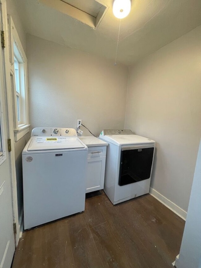 Building Photo - Stunning 4 bedroom 3 bath