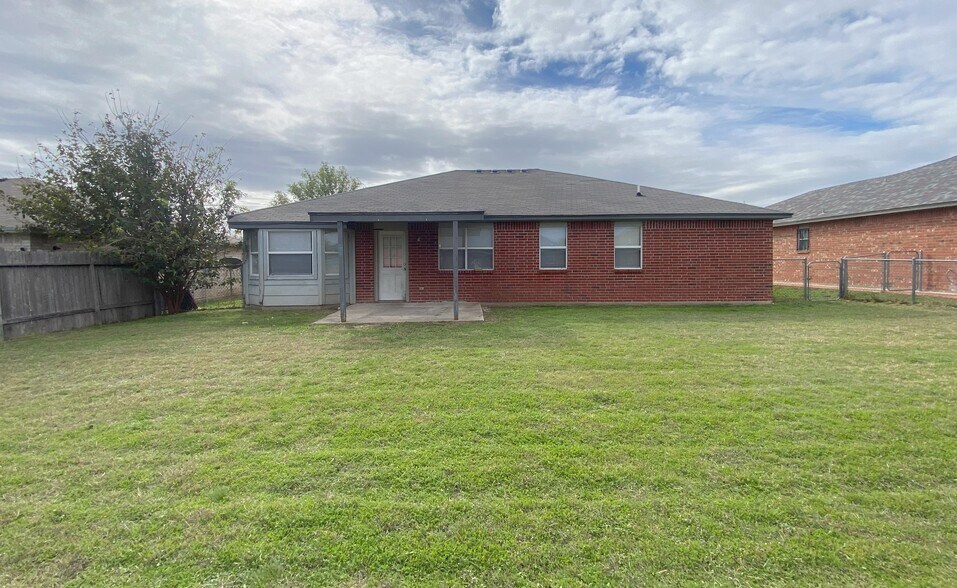 Building Photo - 2201 Sandstone Dr