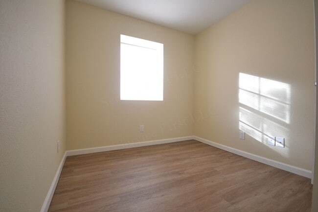 Building Photo - Spacious 3 Bed, 1.5 Bath Fourplex Unit in Buffalo, MO