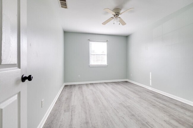 Building Photo - 803 Ash St Ext