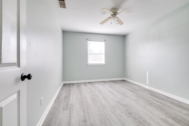 Building Photo - Charming 2BR Duplex with Spacious Yard in Springfield