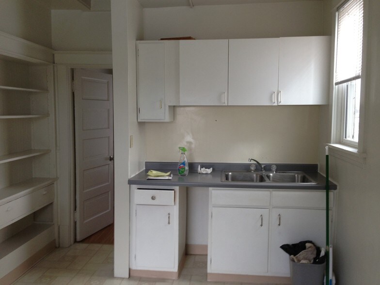 Building Photo - 526 E 7th St