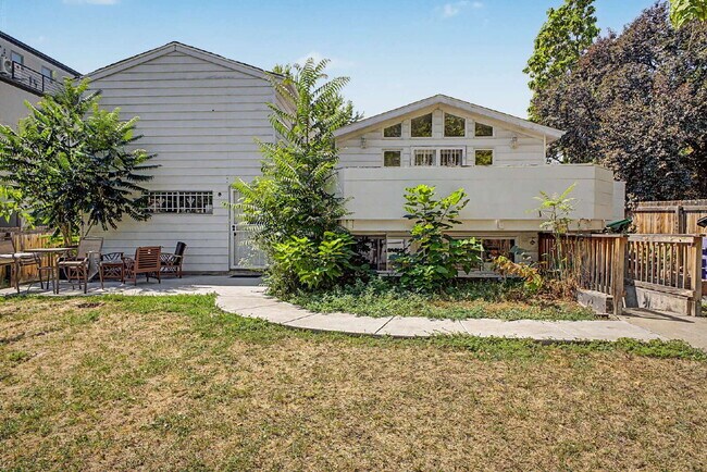 Building Photo - "Charming 3-Bed Townhouse in Denver's Heart – Spacious 1350 Sq Ft Living!"