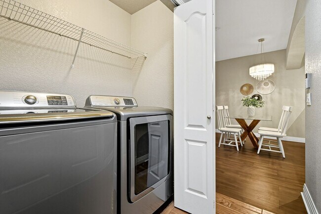 Building Photo - Charming & Updated Unit in Prime Denver Location