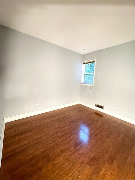 Second bedroom - 2572 14th Ave W