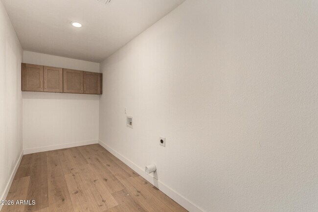 Building Photo - 516 E Greenway Dr