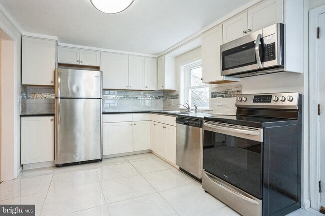 Building Photo - 383 Spruce St