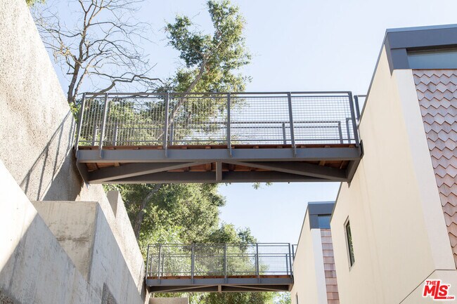 Building Photo - 8872 Wonderland Ave