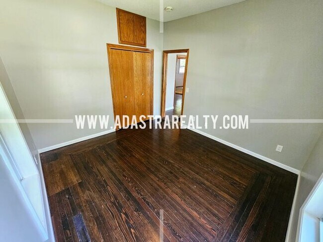 Building Photo - Spacious North Overland Park Bungalow-Available in FEBRUARY!!