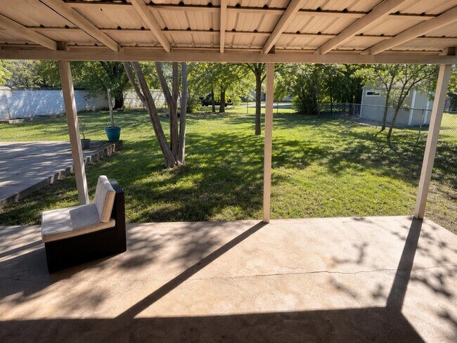 Building Photo - 1105 Green Meadow Dr