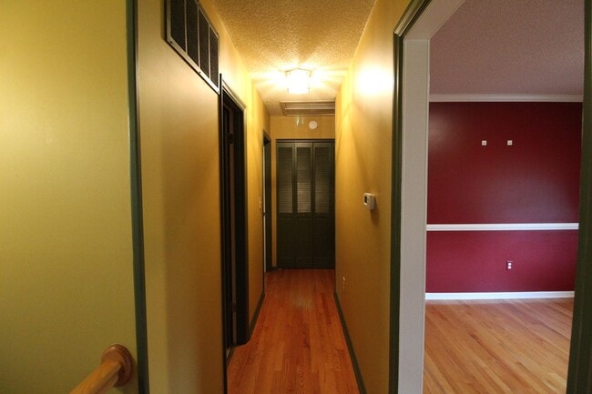 Building Photo - For Rent: Spacious Ranch-Style Home with S...