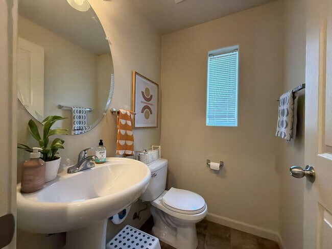 Building Photo - 10721 NE Gateway Pl