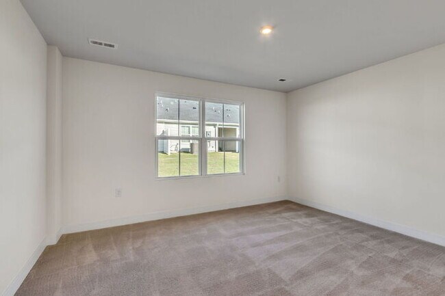 Building Photo - Charming 3-Bed Townhouse Oasis in Greenvil...