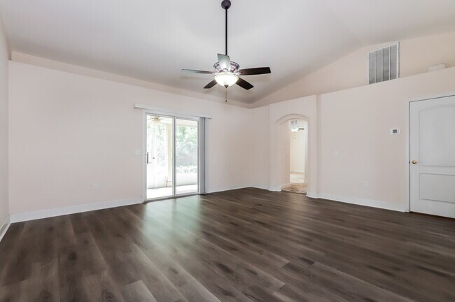 Building Photo - 5072 Ashwood Dr