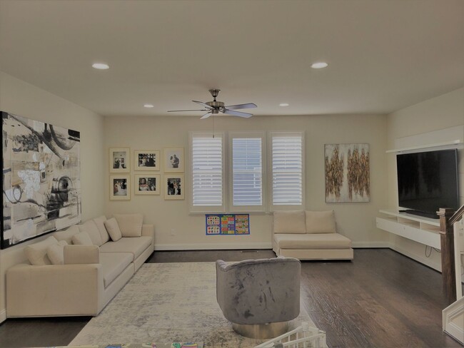 Building Photo - Stunning 4 bedroom 3.5 bath townhome locat...