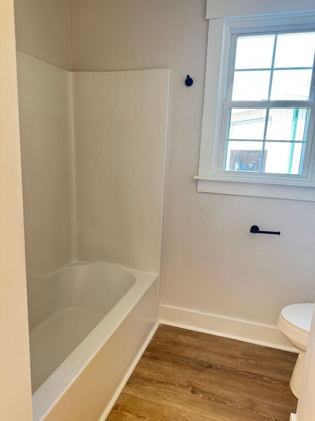 Building Photo - Great Location! 3Bd/2Ba Remodeled Home on ...