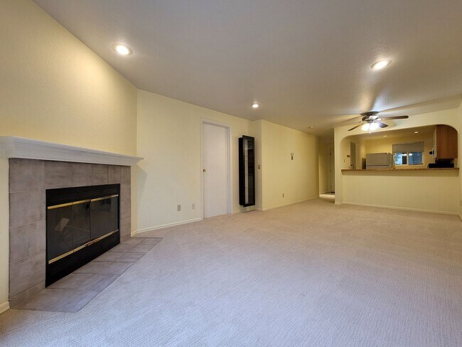 Building Photo - Top-Floor Condo near Bellevue Downtown