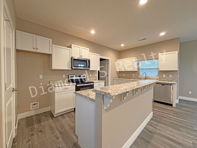 Building Photo - Gorgeous 4 Bedroom Ozark House Coming Earl...