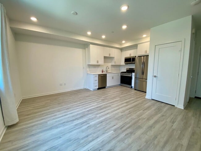Building Photo - Like New! 1 Bed, 1.5 Bath Townhouse in Covina