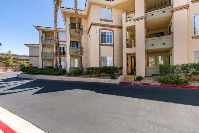 Building Photo - Beautiful 2nd floor condo