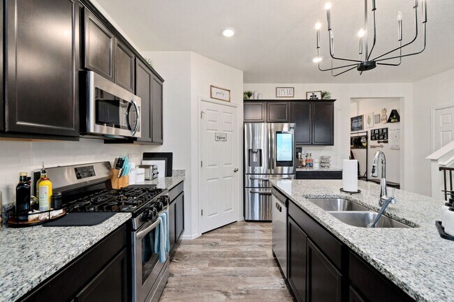 Building Photo - Beautiful 5 Bed Home in Raindance