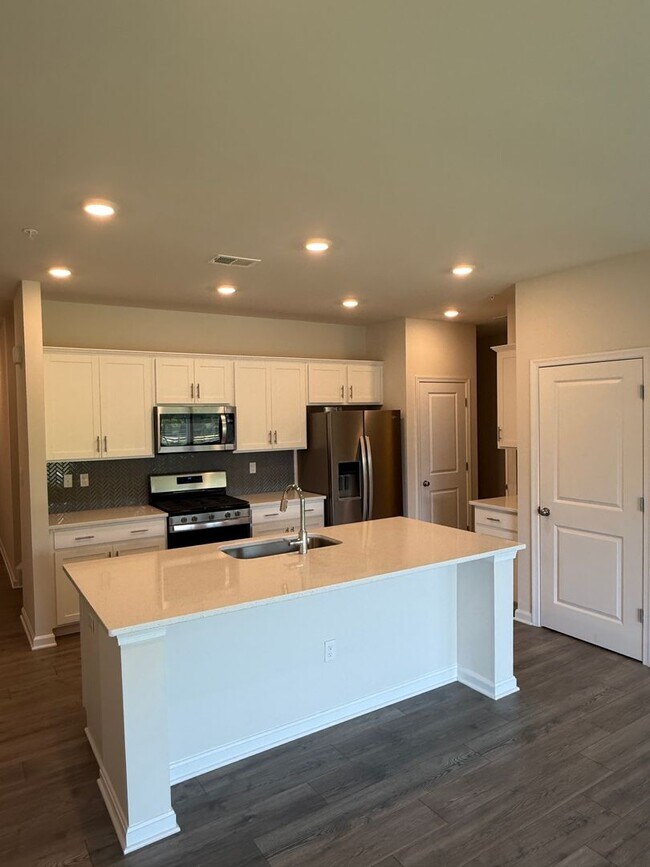 Building Photo - Beautiful 4BR Home with Garage & Modern Kitchen in Greenway Farms