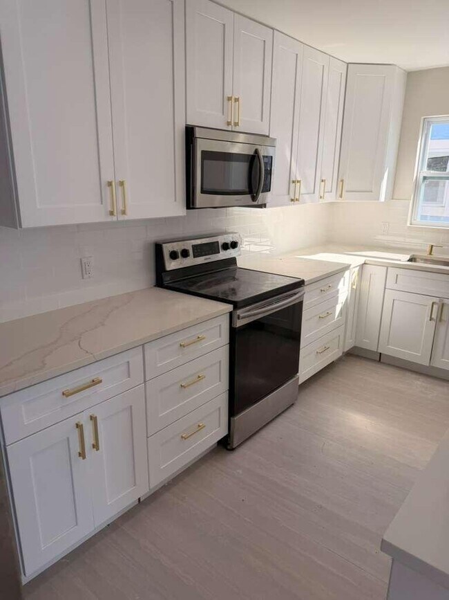 Building Photo - 5866 SE Mitzi Ln