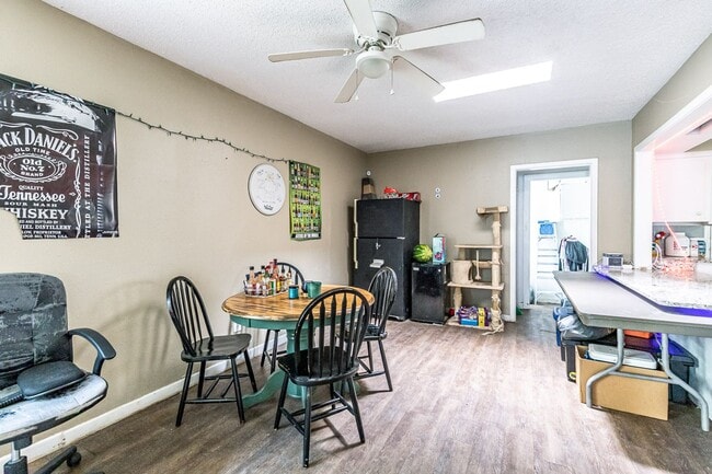 Building Photo - Pre-Leasing Summer 2023: Spacious 4/2,