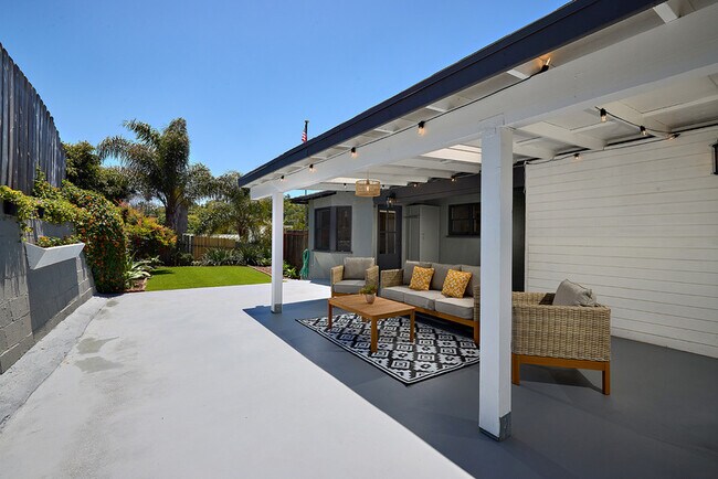 Building Photo - 2136 Foothill Dr