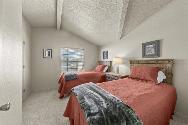 Building Photo - 101 Racquet Dr