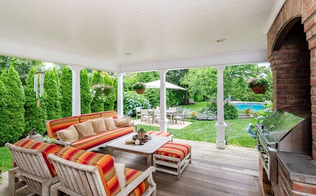 Building Photo - 135 Meeting House Ln