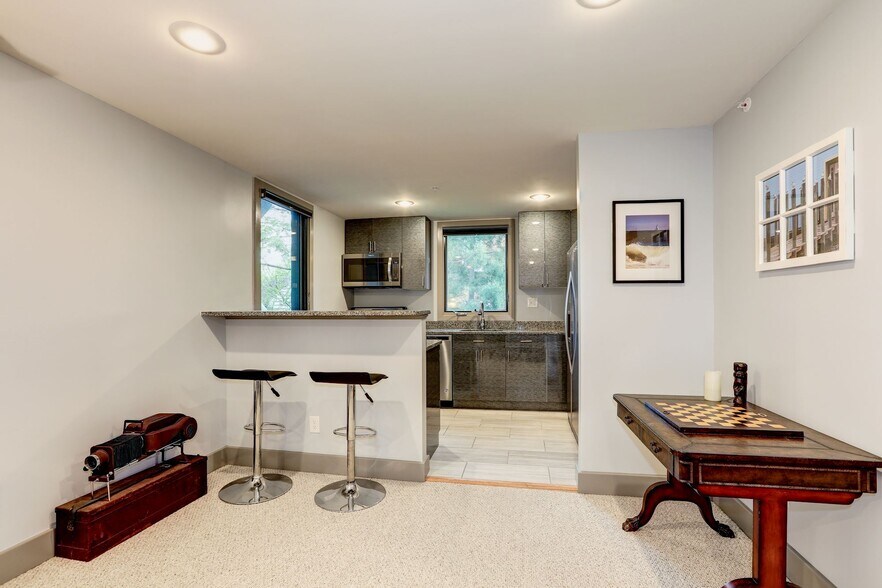 breakfast bar - 4949 Allan Rd