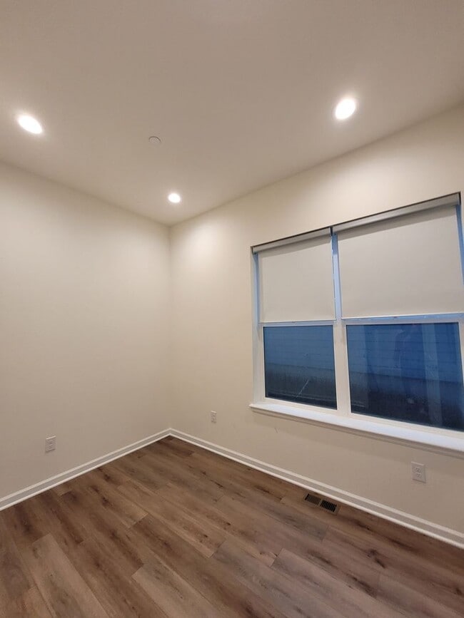 Building Photo - 820 Promenade Dr