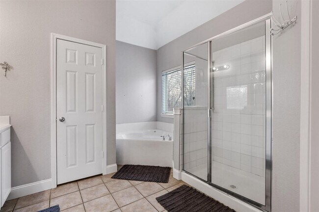 Building Photo - Beautiful house includes oversized covered Front Porch, features 4 Beds, 2 Baths, Study, Gameroom...