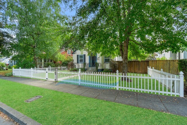 Building Photo - 4 Bedroom 2 Bathroom Home with a Fully Fen...