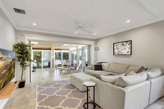 Building Photo - 11361 SW Pembroke Dr