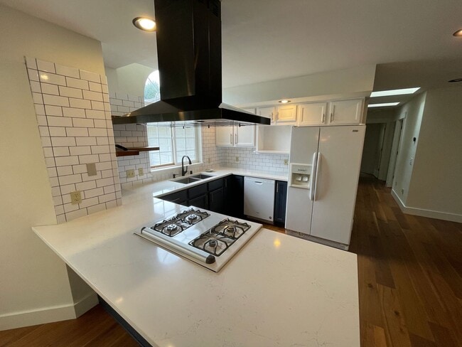 Building Photo - 4303 Kingsway