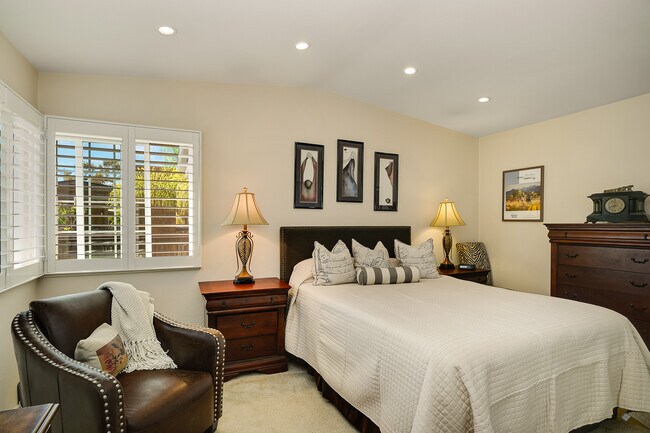 Building Photo - 8840 Villa La Jolla Dr