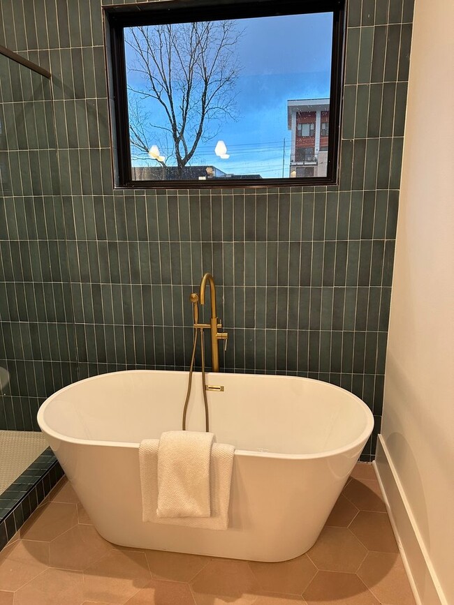 Building Photo - 239 Lowry St NE