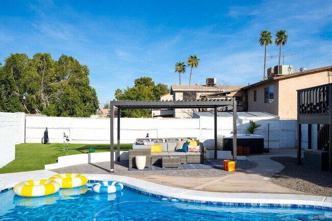 Building Photo - 4530 W Paradise Dr