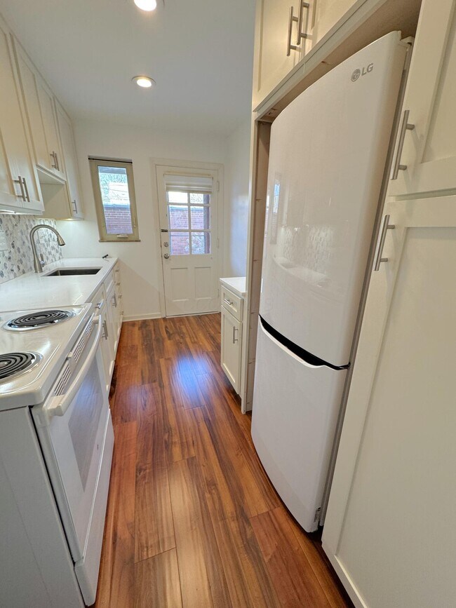 Building Photo - 2030 Harwitch Rd