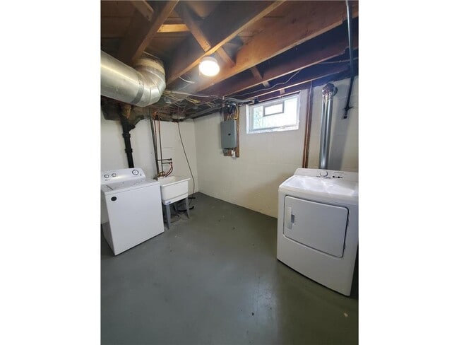 Building Photo - 1408 Lake St NE