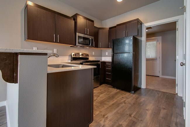 Building Photo - 2bdrm/1bthrm Tiny House  ~ Landscaping Included!