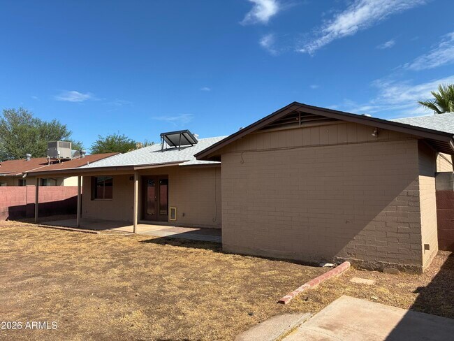 Building Photo - 602 W Wickieup Ln