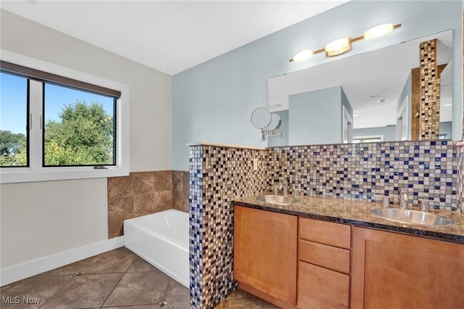 Building Photo - 2227 City View Dr